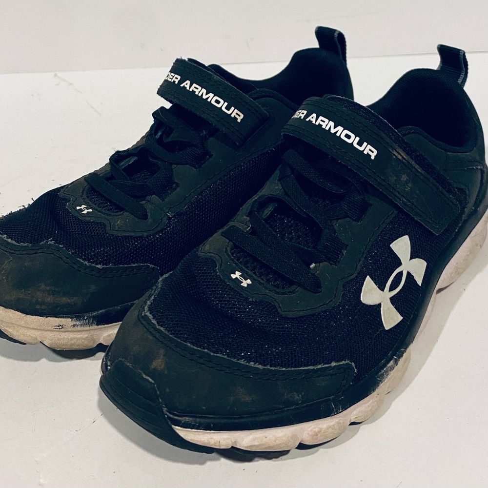 Boys girls Youth Little Kids Under Armour Black/white Athletic Shoes Size 2Y
